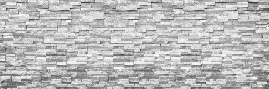 Parede de pedra texturizada em design monocromático.