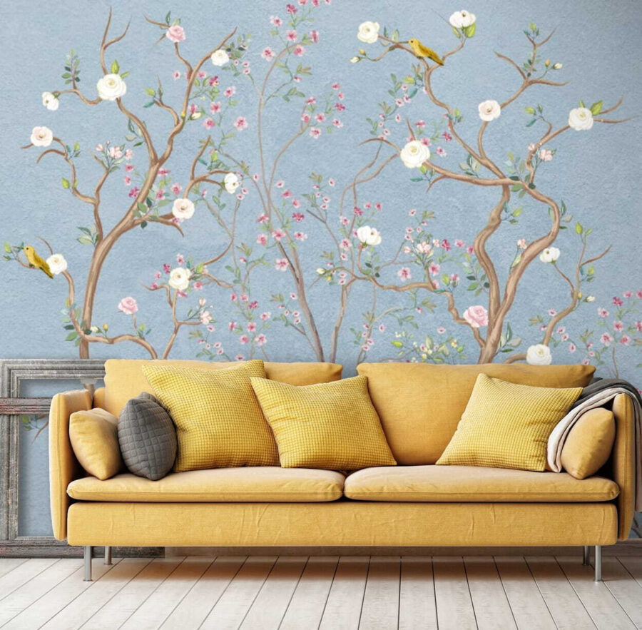Mural de uma árvore com flores e pássaros