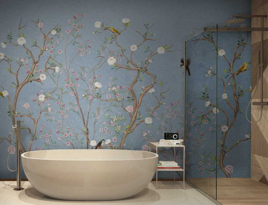 Mural de uma árvore com flores e pássaros