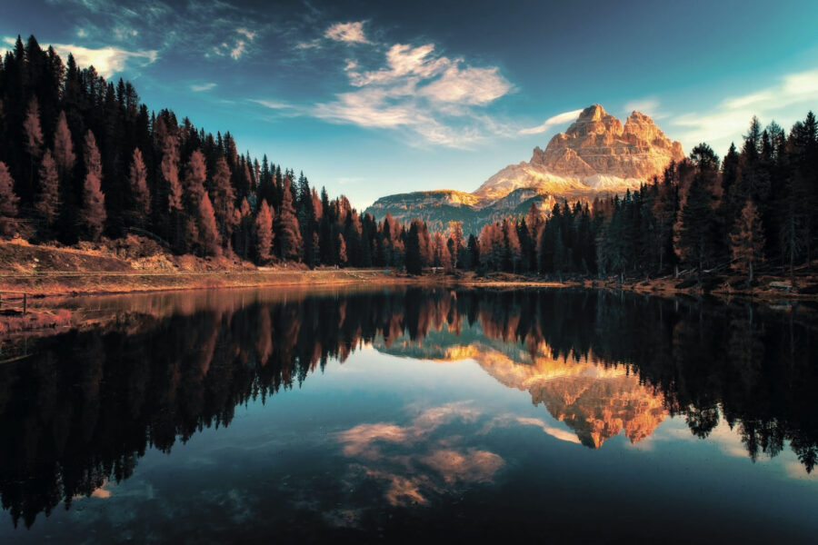 Lago rodeado de árvores e montanhas