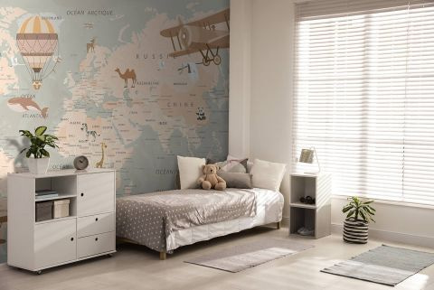 Mapa do mundo com aviões e balões de ar quente