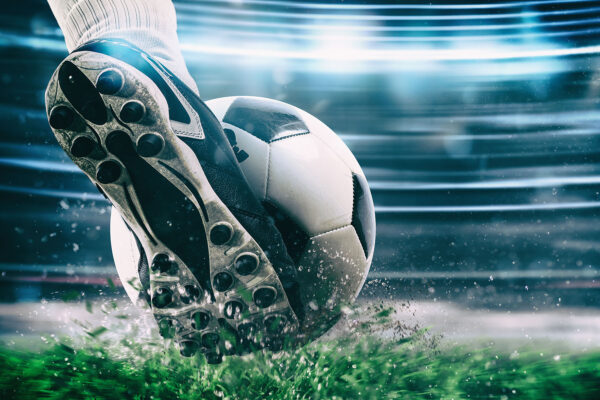 Uma bola de futebol a pontapear uma bola Uma bola de futebol a pontapear uma bola