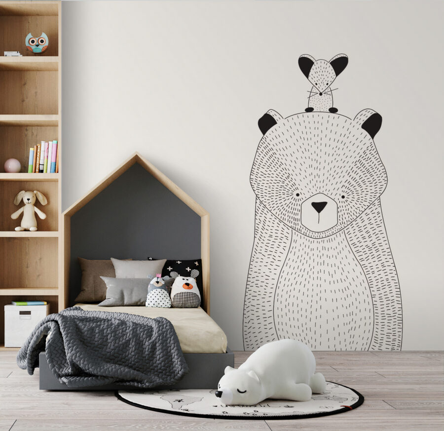 Um urso com um rato às costas