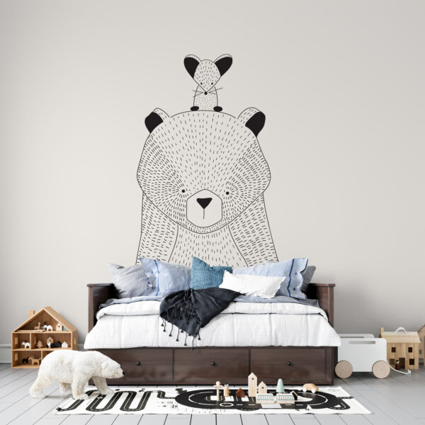 Um urso com um rato às costas Um urso com um rato às costas