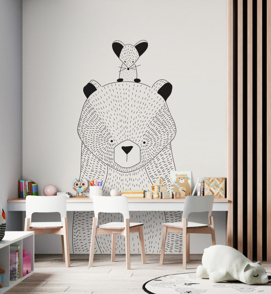 Um urso com um rato às costas