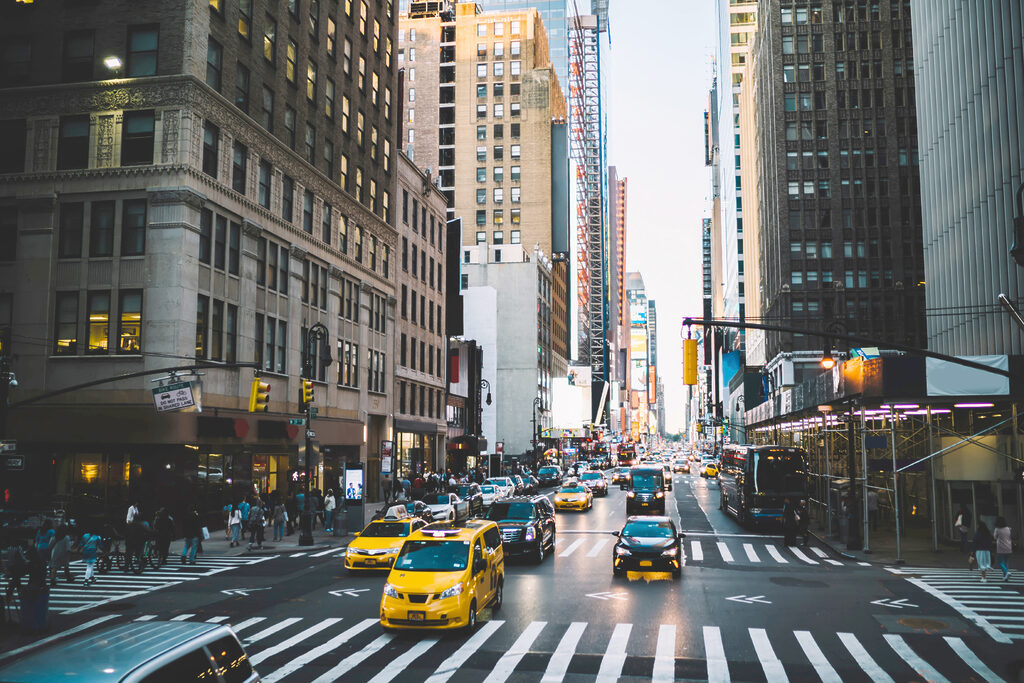 Uma rua urbana com muitos edifícios e automóveis Uma rua urbana com muitos edifícios e automóveis