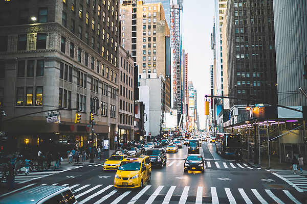 Uma rua urbana com muitos edifícios e automóveis Uma rua urbana com muitos edifícios e automóveis