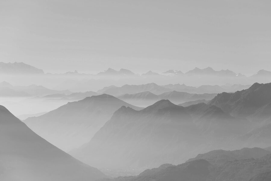 Uma imagem a preto e branco de montanhas
