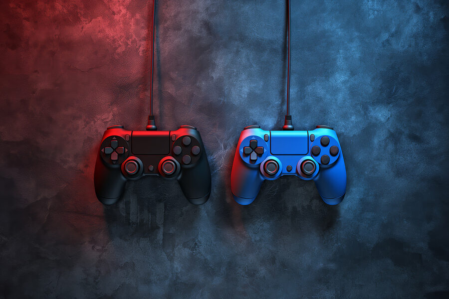 Um comando de videojogos azul e vermelho Um comando de videojogos azul e vermelho