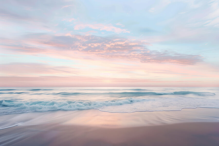 Uma praia com ondas e um céu cor-de-rosa