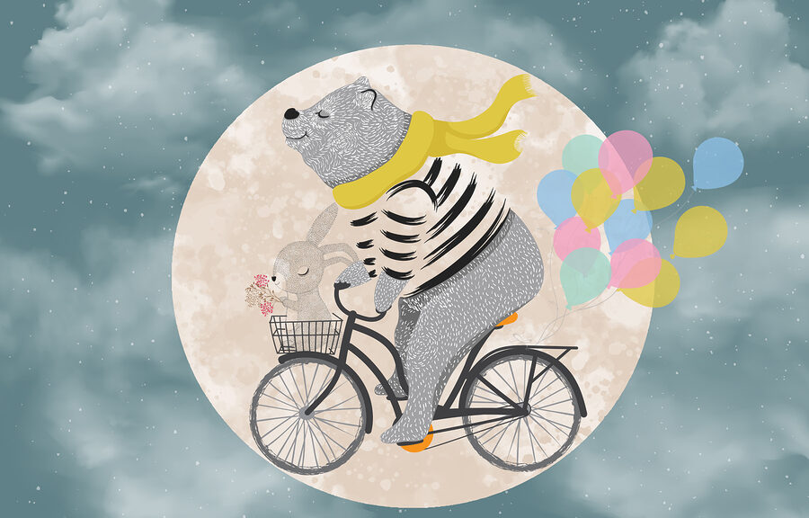 Urso a andar de bicicleta com balões
