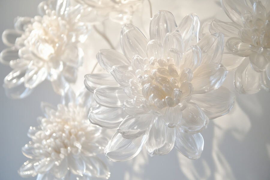 Exposição de delicadas esculturas florais em vidro.