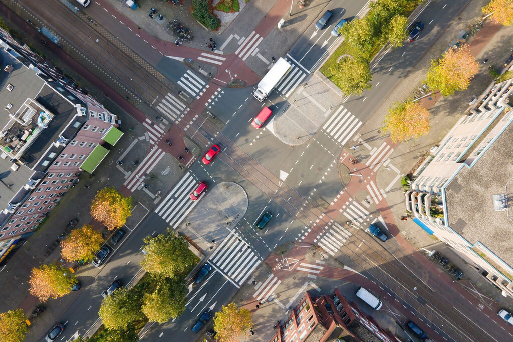 Vista aérea de um cruzamento de rua com carros e edifícios Vista aérea de um cruzamento de rua com carros e edifícios