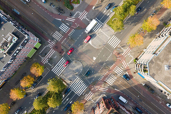 Vista aérea de um cruzamento de rua com carros e edifícios Vista aérea de um cruzamento de rua com carros e edifícios