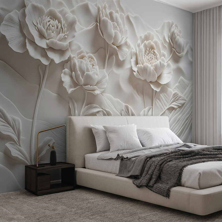 Escultura de uma flor branca numa parede