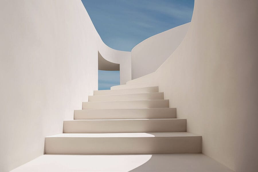 Escadaria branca com um céu azul