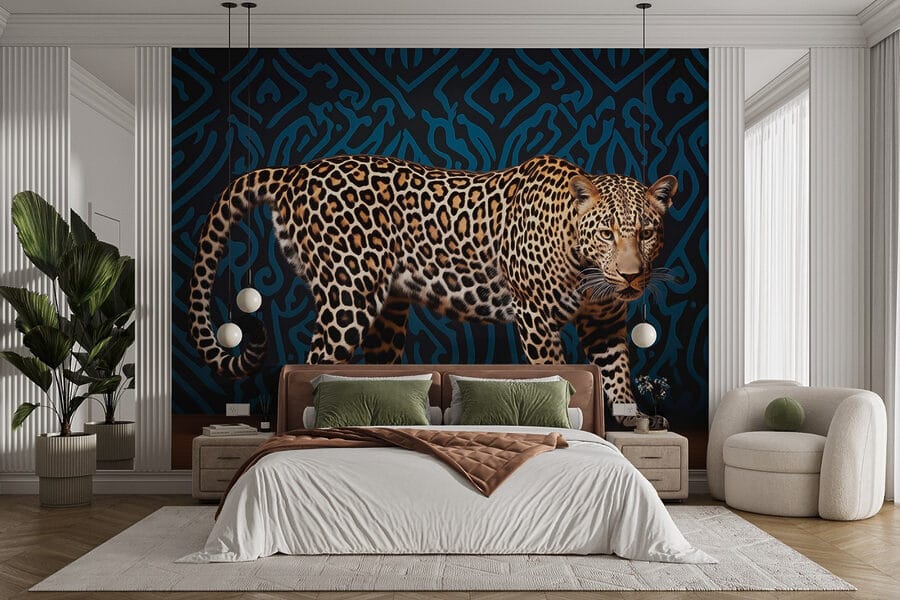 Leopardo de pé num chão de madeira
