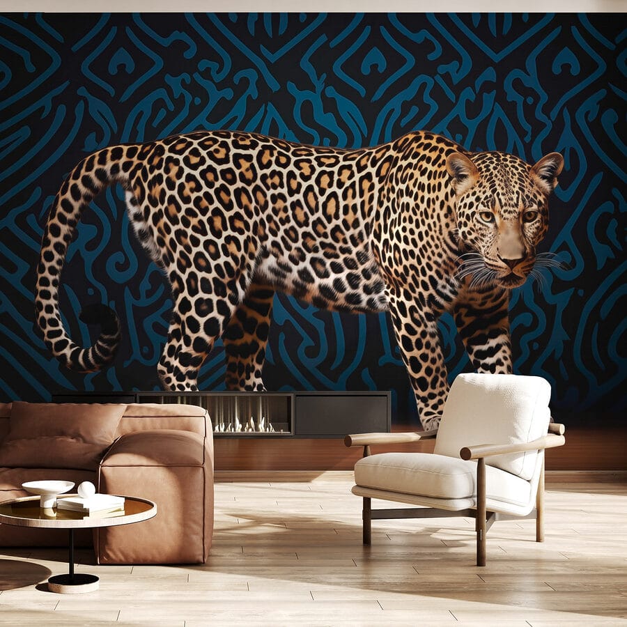 Leopardo de pé num chão de madeira