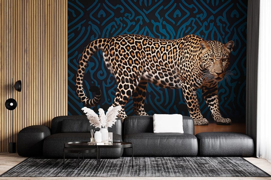 Leopardo de pé num chão de madeira