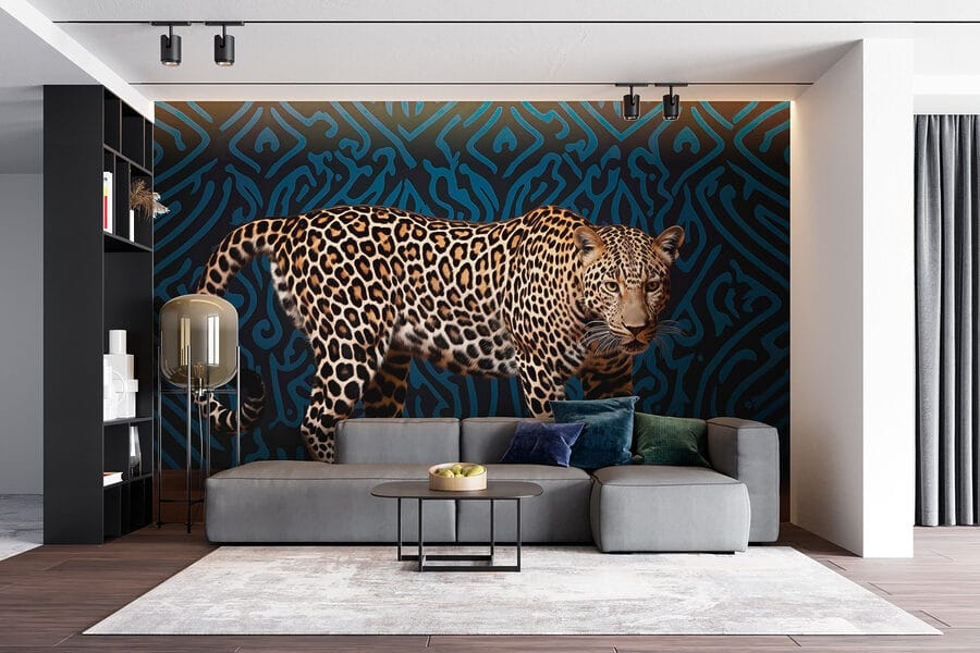Leopardo de pé num chão de madeira