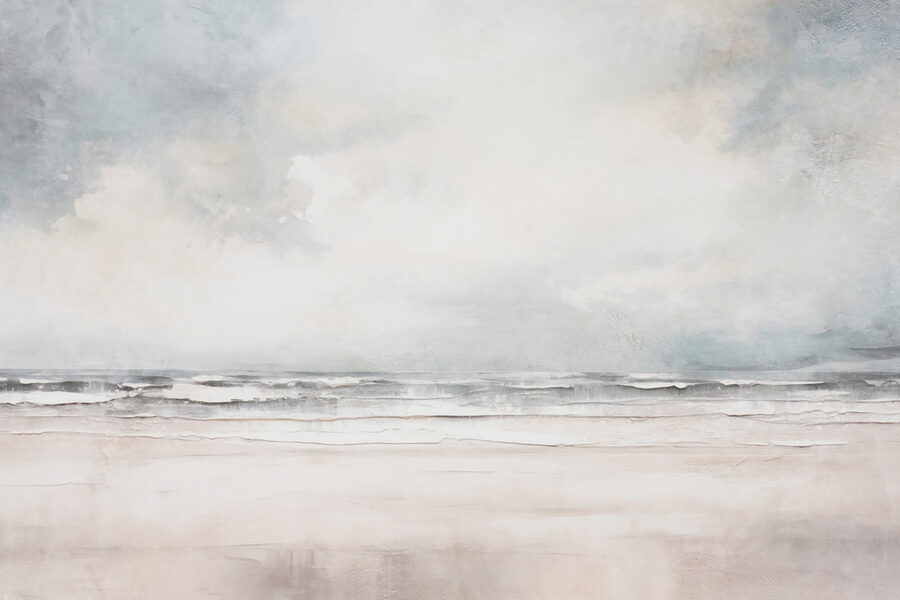 Praia com ondas e nuvens
