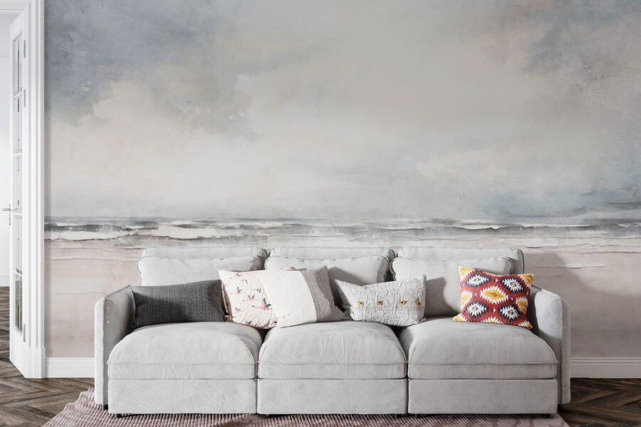 Praia com ondas e nuvens