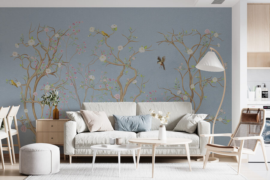 Mural de uma árvore com flores e pássaros