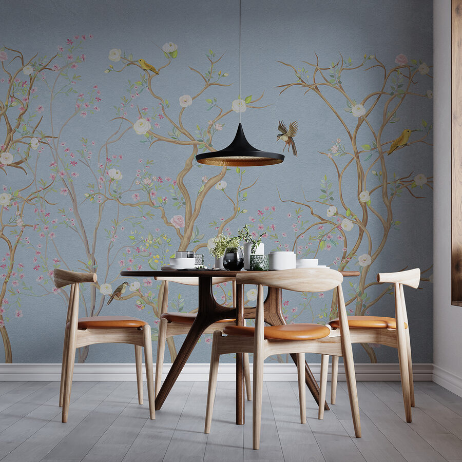 Mural de uma árvore com flores e pássaros