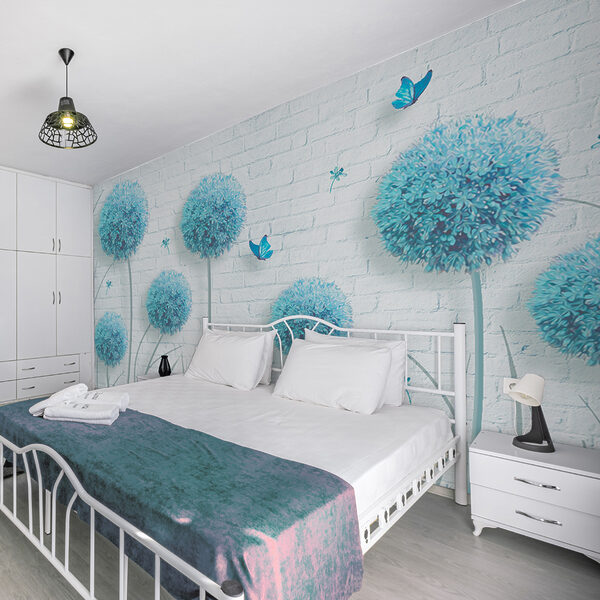 Papel de parede com flores azuis e borboletas Papel de parede com flores azuis e borboletas
