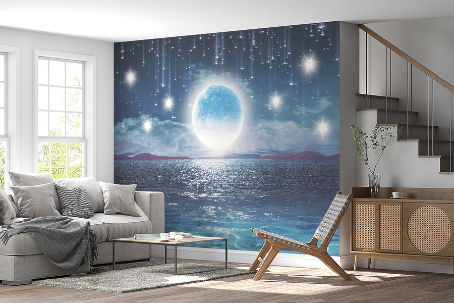 Lua sobre a água com estrelas e nuvens