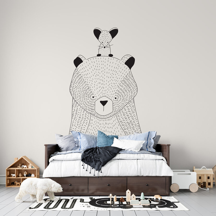 Um urso com um rato às costas