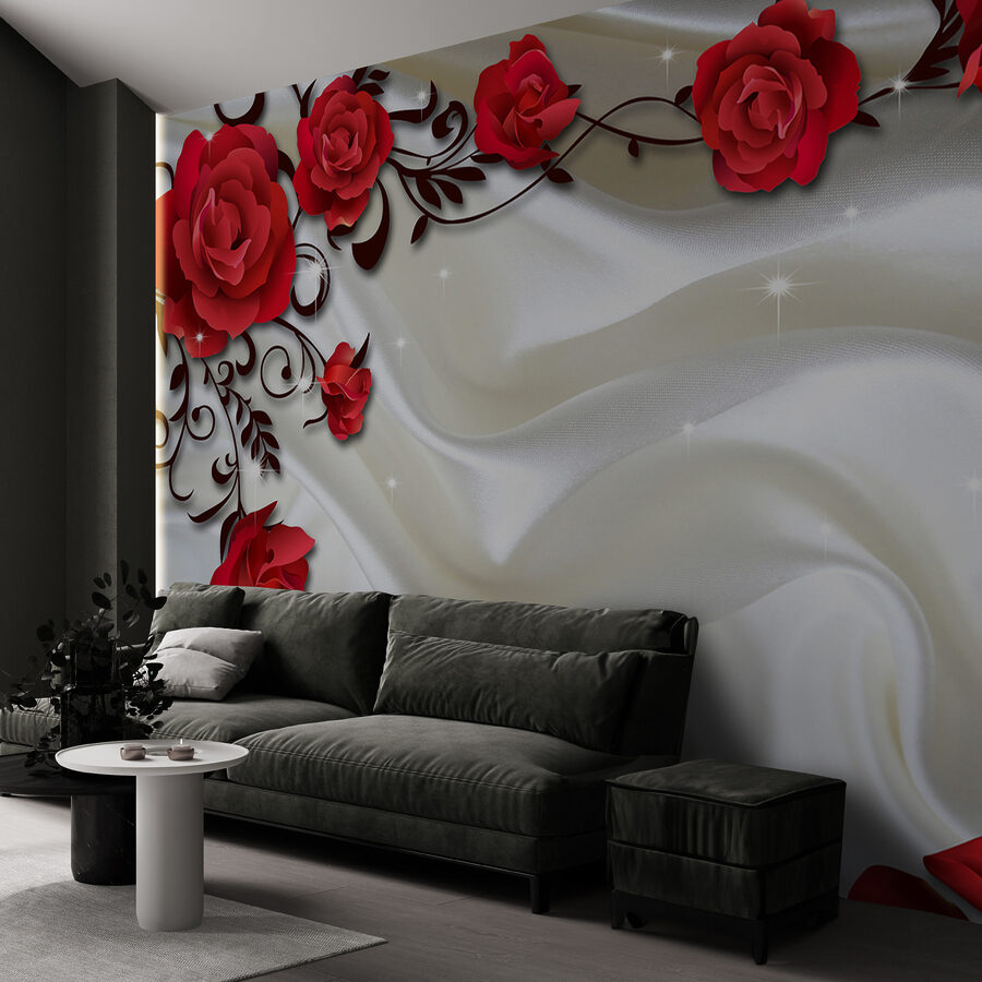 Cetim branco com rosas vermelhas e pétalas