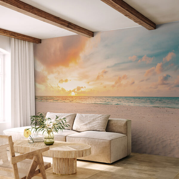 Uma praia de areia com ondas e um pôr do sol Uma praia de areia com ondas e um pôr do sol