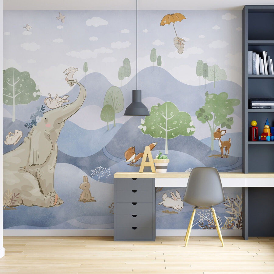Um elefante e coelhos numa floresta