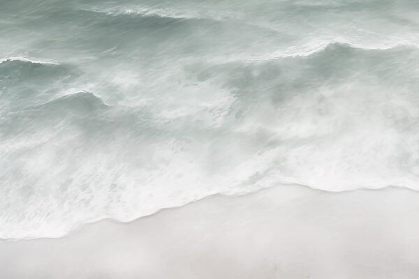 Ondas a rebentar numa praia Ondas a rebentar numa praia