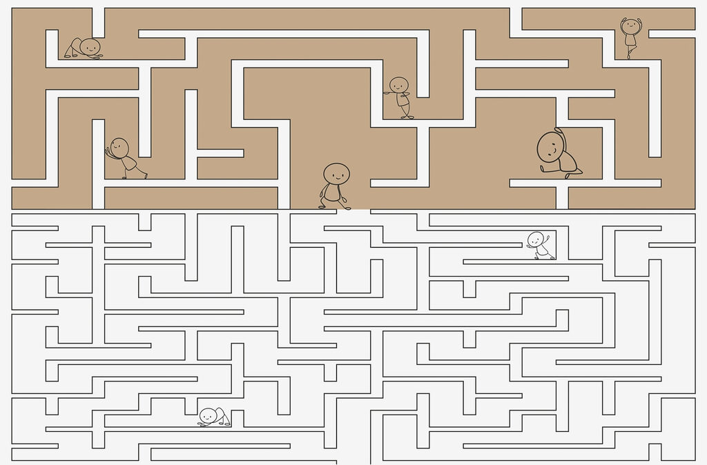 Jogo de labirinto com pessoas a andar na parede Jogo de labirinto com pessoas a andar na parede