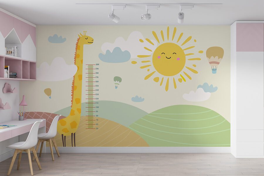 Uma girafa num campo com um sol e nuvens
