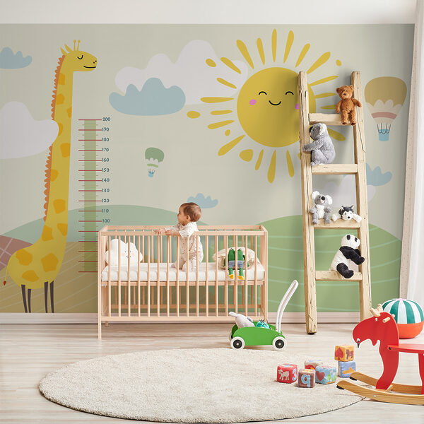 Uma girafa num campo com um sol e nuvens Uma girafa num campo com um sol e nuvens