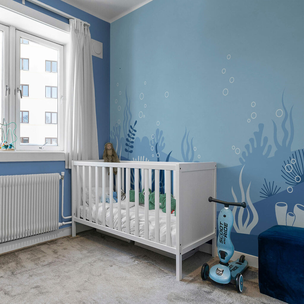 Cena subaquática azul e branca