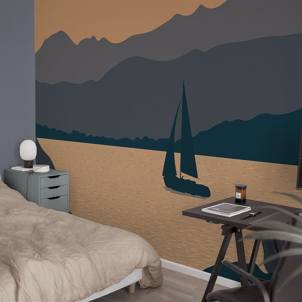 Barco à vela na água com montanhas ao fundo