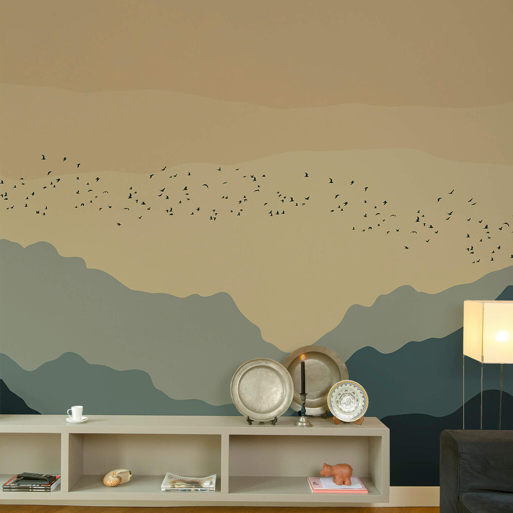 Grupo de pássaros a voar sobre as montanhas