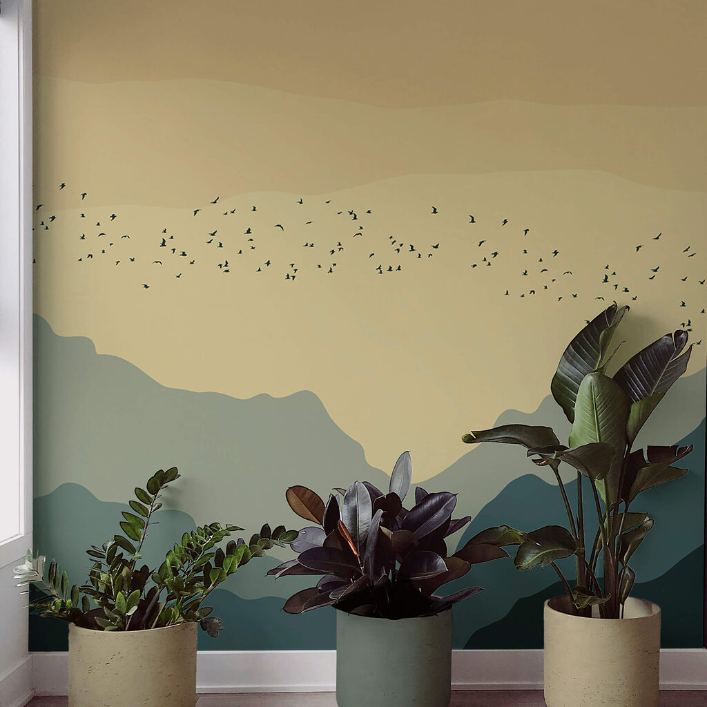 Grupo de pássaros a voar sobre as montanhas