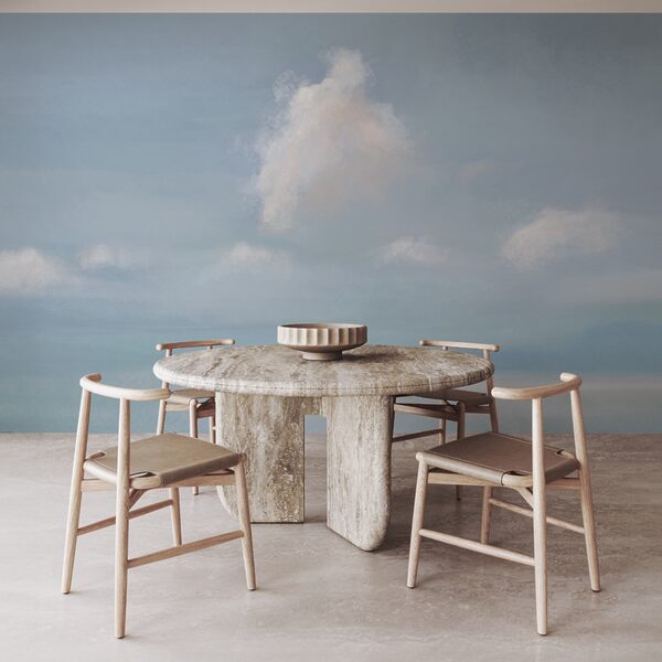 Barco à vela no meio de uma massa de água