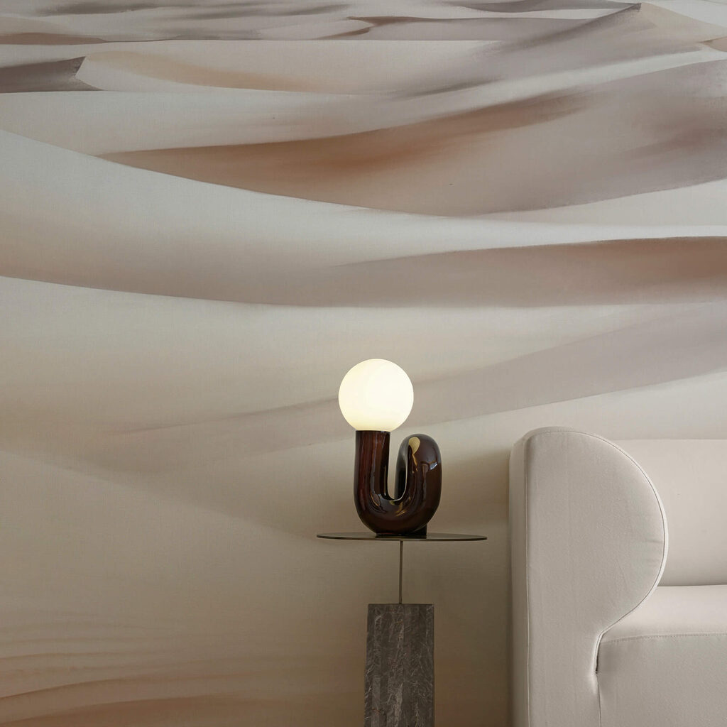 Paisagem desértica com montanhas ao fundo