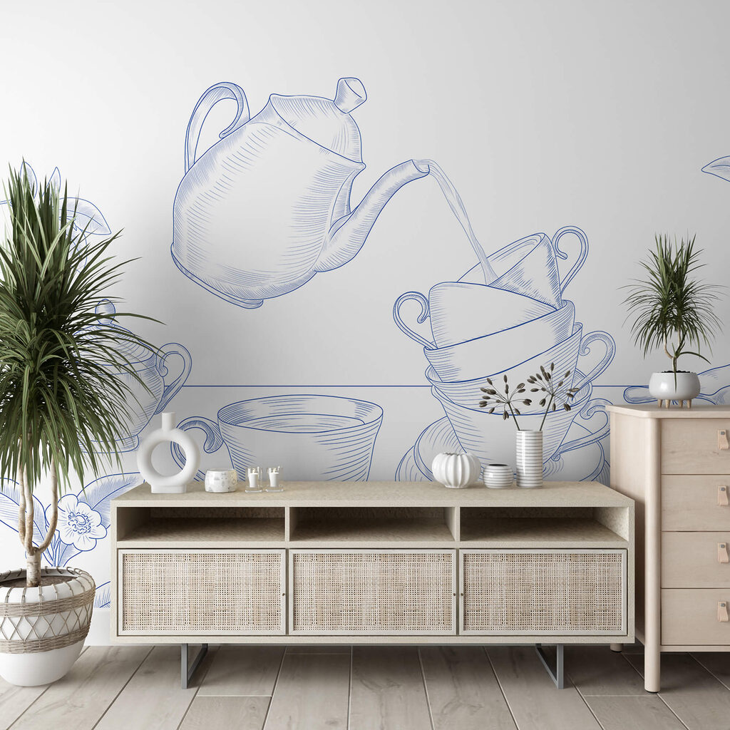 Bule servindo chá em uma pilha de xícaras