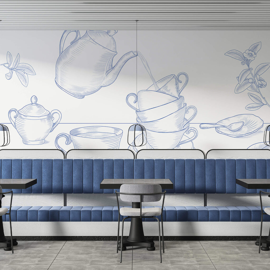 Bule servindo chá em uma pilha de xícaras