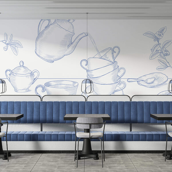 Bule servindo chá em uma pilha de xícaras