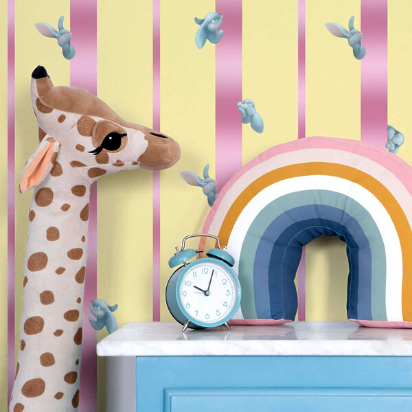 Fundo listrado rosa e amarelo com pássaros e laços