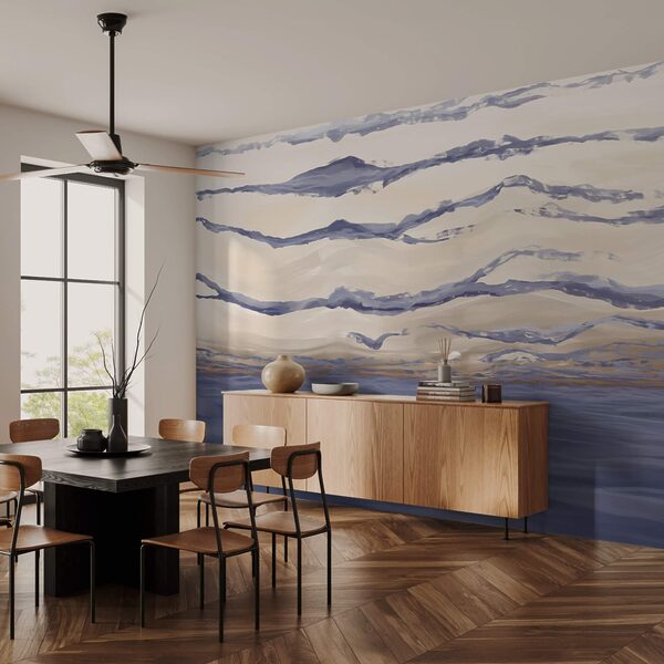 Água com ondas e pássaros voando