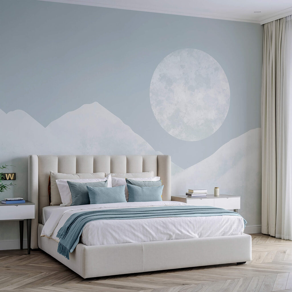 Lua sobre uma montanha nevada